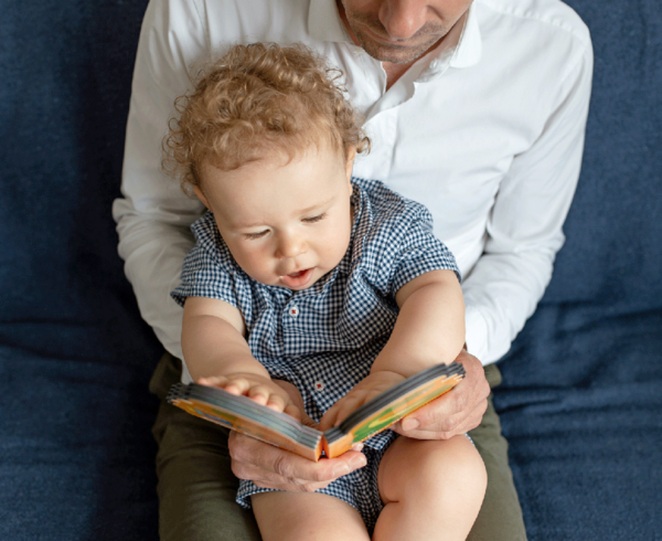 Donner un livre à bébé : Pourquoi est-ce bénéfique ?